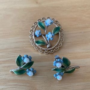 Vintage jewelry Gold colored, enamel and Pearl. Brooch and pierced earrings.